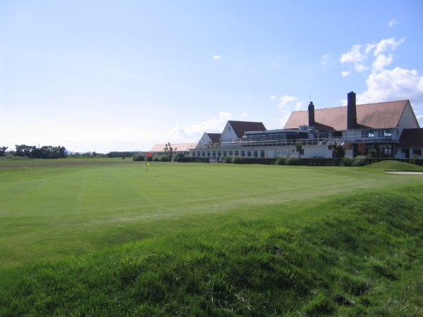 18th Green & Clubhouse